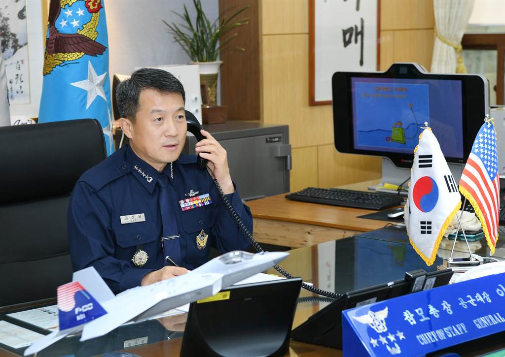 韩国空军近来爆出性侵丑闻，参谋长李成龙上将请辞获准。（图／韩国空军脸书）(photo:ChinaTimes)