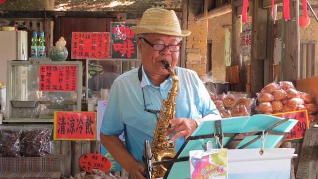 「快乐家族萨克斯风乐团」团长洪仕贤每天吹奏一首台湾老歌分享给好友，已经累积400首。（读者提供／刘秀芬台南传真）