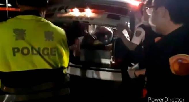 警方看见吴男双手确有遭砍伤痕迹，随即由救护人员送往海军总医院就医。(警方提供／林雅惠高雄传真)