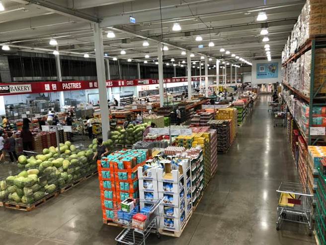 药师林士峰3日亲自走访知名卖场，发现人潮仅剩过去的三分之一。（图／取自林士峰脸书）