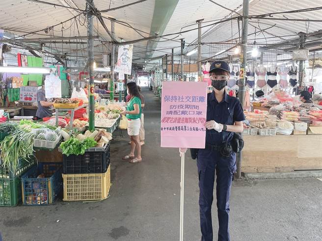 台中市政府警察局第三分局前进辖内各大传统市场进行宣导，呼吁民眾採买时保持社交距离，并全程配戴口罩等防疫措施。（台中市第三分局提供／冯惠宜台中传真）