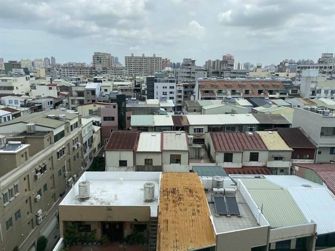 疫情严峻，愈来愈多人居家办公或宅在家，排出大量空调废热，造成都市气温持续上升。(曹婷婷摄)