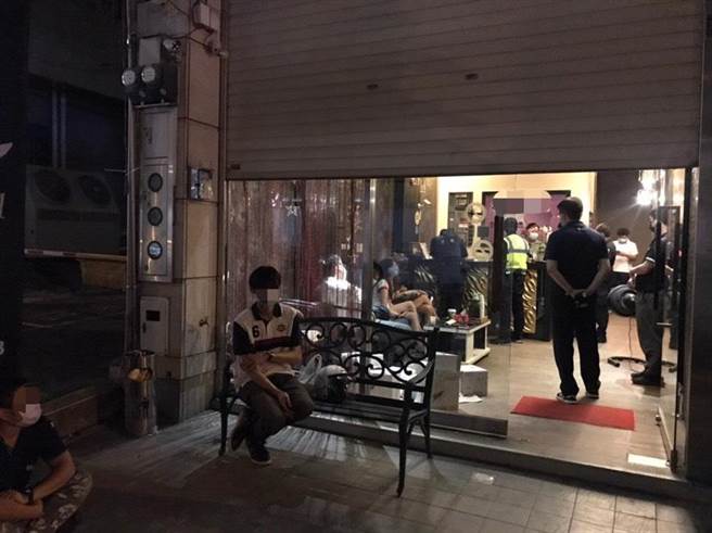 經民眾檢舉，竹北警方查獲養生會館私下營業，不僅10人群聚，還有一組人馬在人與人的連結。（翻攝照片／莊旻靜新竹傳真）