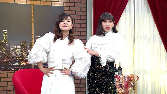 嘻小瓜指导龙千玉拍网美照，展现俏皮一面。  （年代提供）