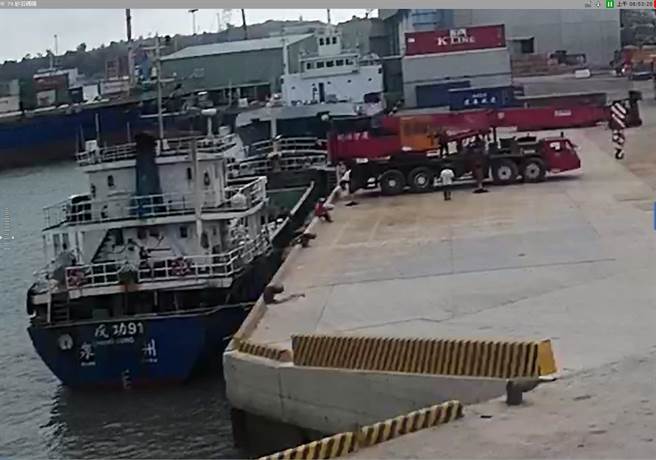 金门料罗港传出码头工人在无充分防护装备下，违规与到港陆船「泉州成功91」人员近距离「哈啦」聊天。（金门县港务处提供）