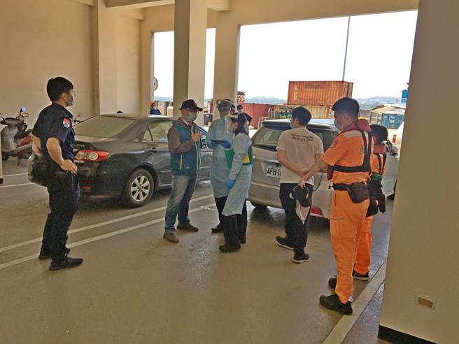 金门县港务处据报火速启动港口防疫机制，通报疾病管制署金门站等单位协同检疫处理。（金门县港务处提供）