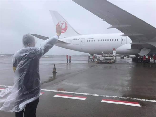 驻日代表谢长廷亲赴成田机场见证AZ疫苗登机。（取自谢长廷脸书）