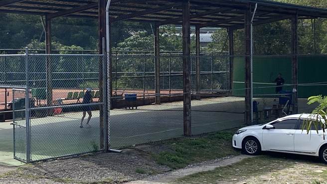 民眾投诉台中丰原青山网球场连续多日仍有球友打球，球场负责人解释「是家人自己打球，未对外开放」。（读者提供／王文吉台中传真）