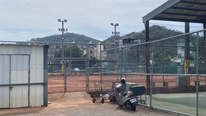 户外露天的红土球场空无一人。（读者提供／王文吉台中传真）