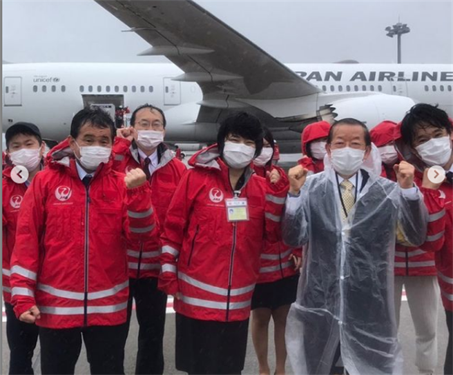 谢长廷和机场在场人士大合照。（照片摘自蔡英文ig）