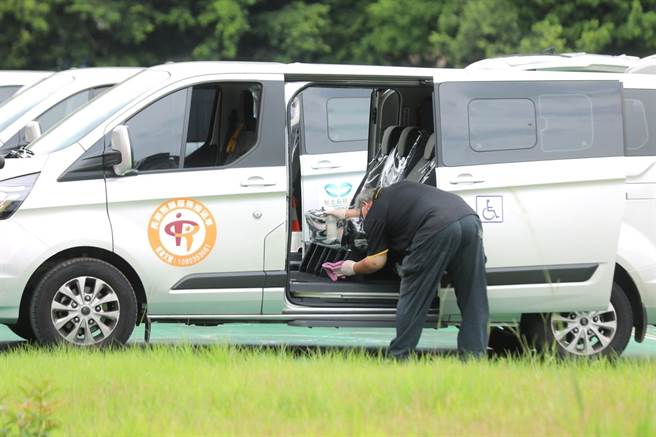 市府也運用閒置空間作為中繼清消站，讓車輛與穿著防疫裝備的司機有穿脫裝備及車輛清消的空間，嚴格執行所有清消流程，保護司機安全。（新北市府提供）