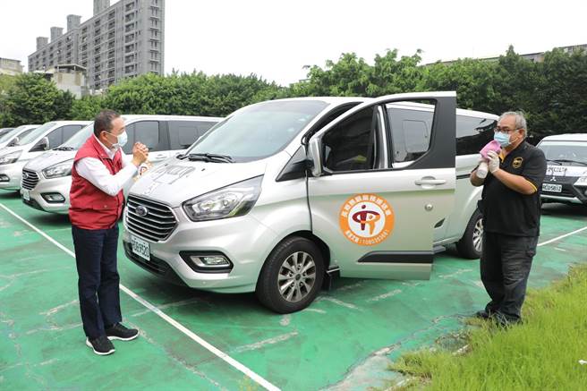 侯友宜今视察防疫车队清消基地，向车队人员致谢。（新北市府提供）