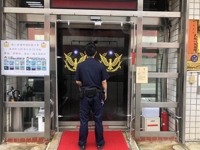 北市文昌宫为中山分局及派出所安装灭菌门，减少染疫风险。（翻摄照片／林郁平台北传真）