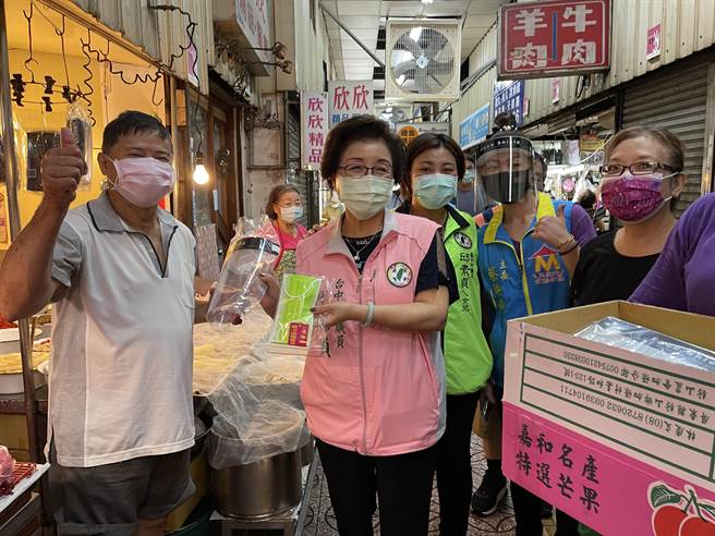 台中市議員邱素貞4日至第三市場分送2百片防護面罩與口罩，表達對攤商的關心與加油、打氣。（馮惠宜攝）