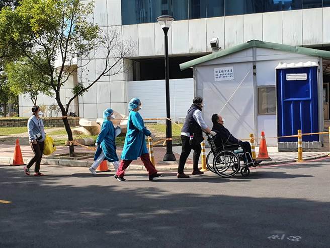 ▲負責急診室、負壓隔離病房、協助採檢等高風險醫護人員，不少醫院採取每周採檢一次的模式，確保醫護人員健康安全。（姜霏攝）