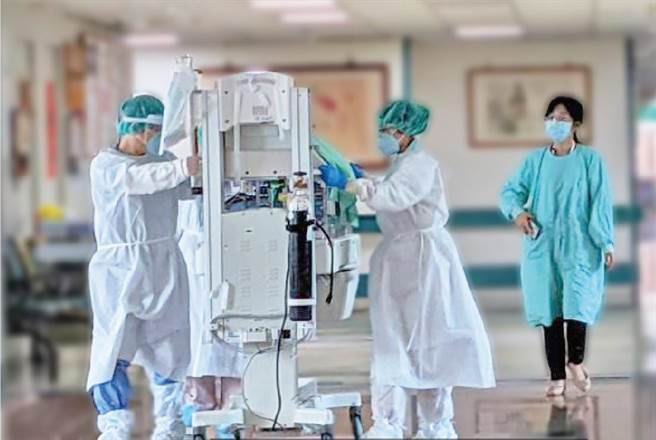 中山附醫為確診的34周孕婦緊急剖腹產後，由小兒科醫師接手轉至新生兒加護病房負壓隔離室接受後續觀察。（中山附醫提供／馮惠宜台中傳真）