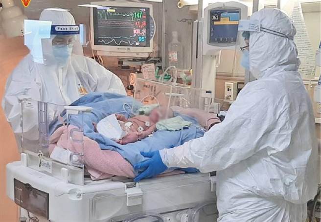 中山附醫為確診的34周孕婦緊急剖腹產後，由小兒科醫師接手轉至新生兒加護病房負壓隔離室接受後續觀察。（中山附醫提供／馮惠宜台中傳真）