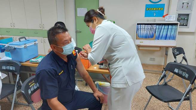 嘉义市员警至阳明医院接种疫苗。（廖素慧摄）