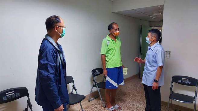 嘉义市警察局长黄建荣关心员警接种疫苗的情形。（嘉义市政府提供）