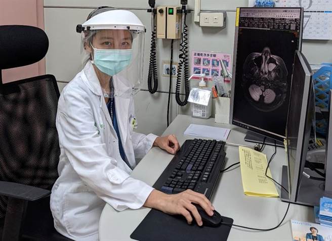 程郁文医师呼吁，失智症家属防疫期间若有照顾上的各种困难，可以寻求社会资源与医疗的协助。（新竹台大分院提供／邱立雅竹市传真）