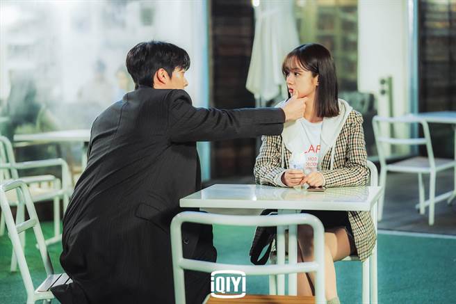 惠利（右）与张基龙在《我的室友是九尾狐》中甜蜜同居。（爱奇艺国际站提供）