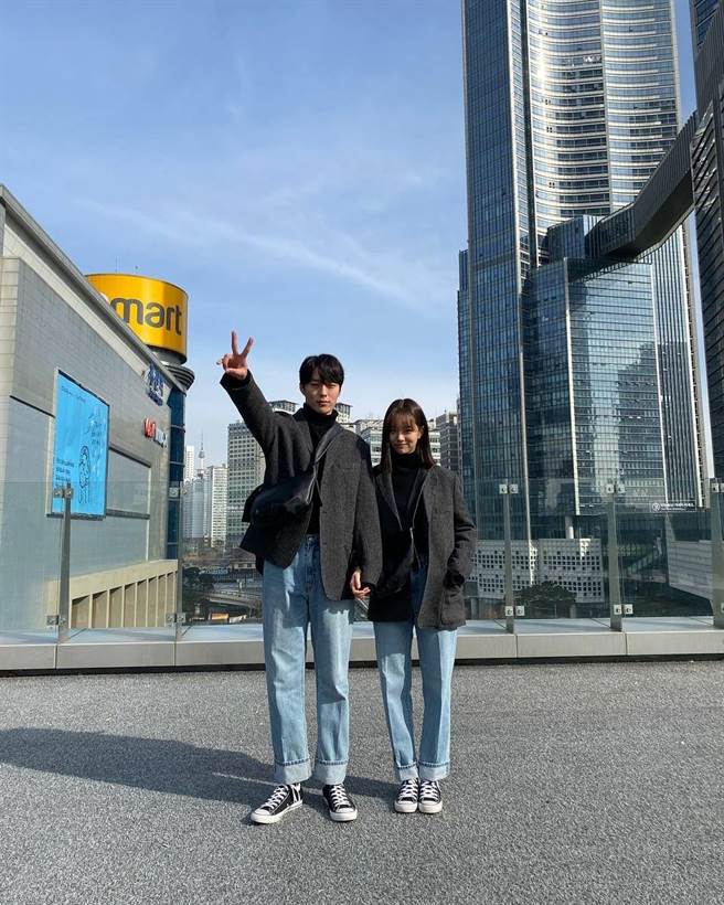 惠利（右）与张基龙宣传照也满满的CP感。（摘自IG）