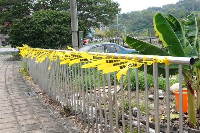台中市4日有民眾在河堤繫黄丝带，向蔡政府发出怒吼，表达「台湾需要疫苗」的诉求。（国民党台中市党部提供／卢金足台中传真）
