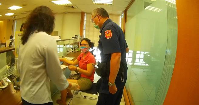 警方到场向彭妇解说假投资真诈骗手法。（翻摄照片／林郁平台北传真）