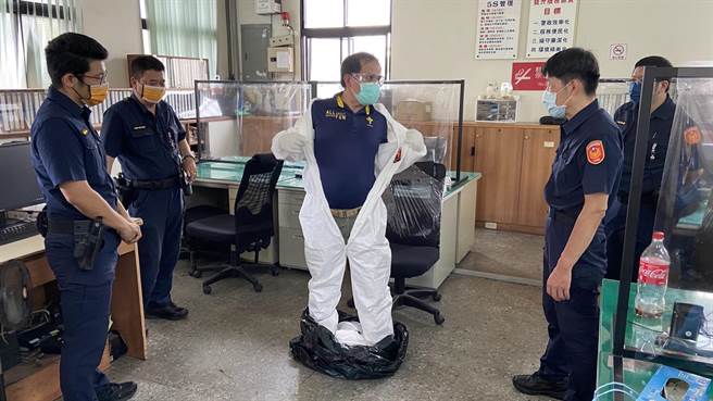 太平警分局指派常訓教官及助教至太平車籠埔消防分隊學習如何穿脫防護衣，希望讓辛勞的基層員警熟稔穿脫流程。（台中市太平警分局提供／馮惠宜台中傳真）