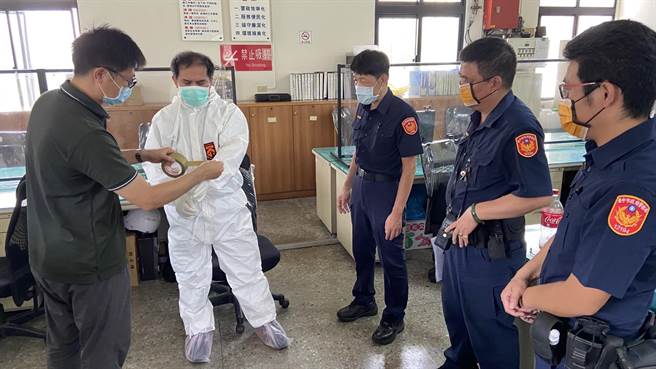 太平警分局指派常訓教官及助教至太平車籠埔消防分隊學習如何穿脫防護衣，希望讓辛勞的基層員警熟稔穿脫流程。（台中市太平警分局提供／馮惠宜台中傳真）