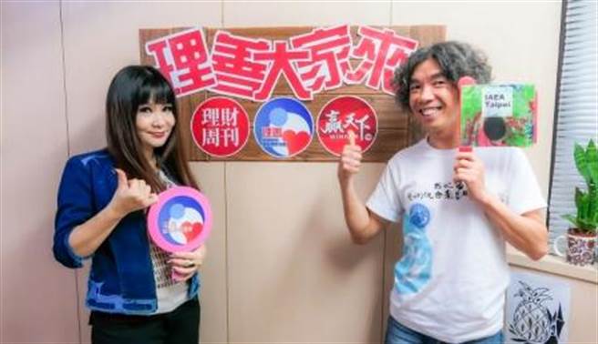 艺统会总干事姜春年老师(右)表示，希望帮助孩子们从身体动作出发，透过艺术进行自我探索。左为理善国际关怀协会执行长林凤。(图/理财周刊提供)