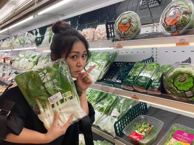 亦帆近來因疫情待在家裡經常下廚。（秩立娛樂工作室提供）