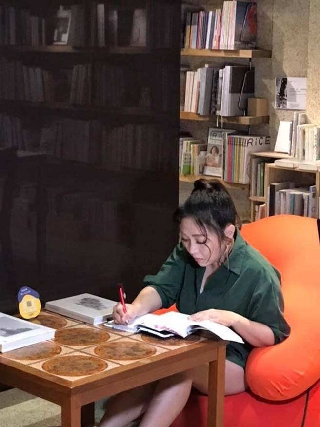 亦帆近來因疫情待在家裡經常下廚。（秩立娛樂工作室提供）