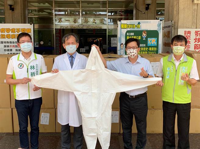 立委张廖万坚4日与市议员林祈烽及阳光城市发展协会理事长李文烈等募集2000件防护衣、4000双防护鞋套等防疫物资。（卢金足摄）
