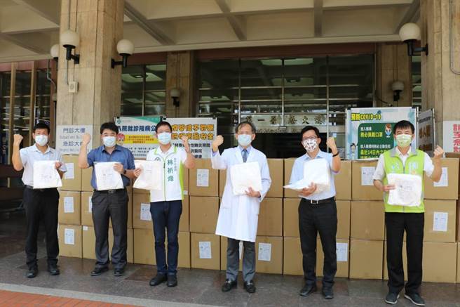 立委张廖万坚与企业人士共同发起募资转赠防疫物资，为第一线防疫人员送暖打气。（卢金足摄）