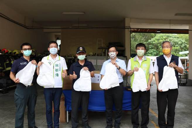 防疫物资分别转赠台中荣总及台中市消防局第六救灾救护大队，希望能为基层防疫医护警消加油打气。（卢金足摄）