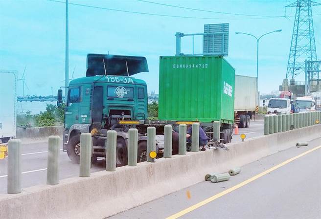 货柜发生自撞分隔岛。（彰化踢爆网／吴敏菁彰化传真）