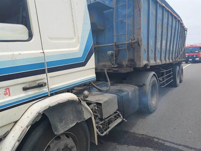 大货车驾驶舱后方排气管过热，冒烟起火，彰化县消防局第三大队紧急出动灭火。（彰化县消防局第三大队提供／吴敏菁彰化传真）