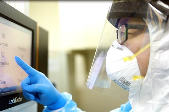 新竹马偕医院添购新器材，减轻医检师们工作负担，也提升检验量能。（新竹马偕医院提供／邱立雅竹市传真）