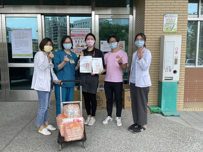 台中市议员郑功进结合台中市后车头发展协会媒合在地铁板烧业者赠给台中医院急诊室医护同仁铁板料理餐盒。（冯惠宜摄）