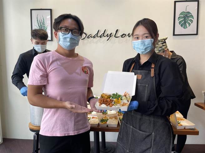 台中市后车头发展协会媒合在地铁板烧业者赠给台中医院急诊室医护同仁铁板料理餐盒。（冯惠宜摄）