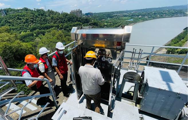 中央气象局4日发布彩云颱风警报，北区水资源表示，彩云颱风降雨所产生的入流量，亦可能增加水库原水浊度影响供水稳定，所以已经协同台水公司相关区处加强各净水场初沉池清理。(北区水资源局提供／萧灵玺桃园传真)