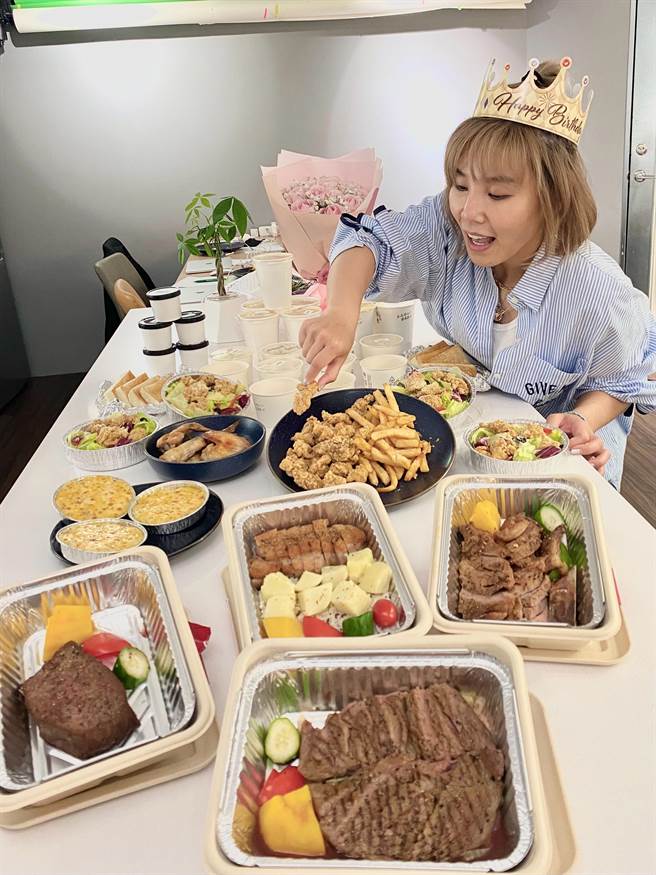 李佳薇生日当天，工作人员替她点外送餐点庆祝。（星葳娱乐提供）
