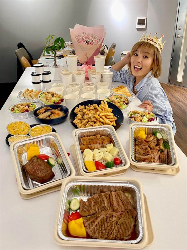 李佳薇生日当天，工作人员替她点外送餐点庆祝。（星葳娱乐提供）