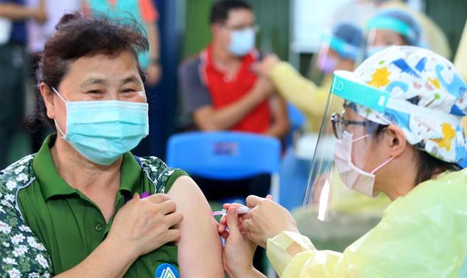 台中市於29區布建66處疫苗快打站，其中5處於4日優先「實兵演練」圖中為位於大里塗城國小的快打站，一位第一類人員，安心接受施打。（黃國峰攝）