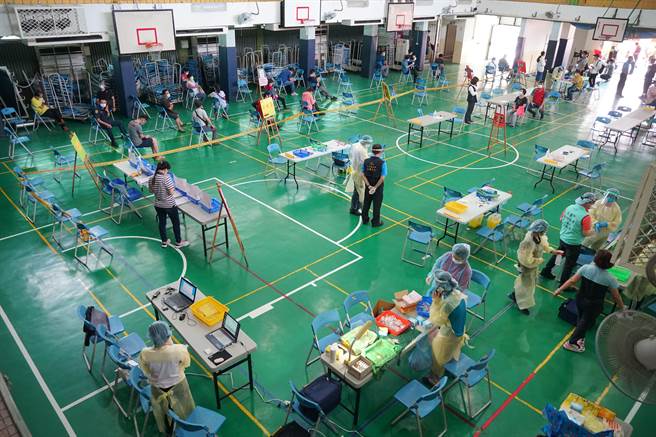 台中市於29區布建66處疫苗快打站，其中5處於4日優先「實兵演練」圖中為位於大里塗城國小的快打站，1日目標施打1千人。（黃國峰攝）