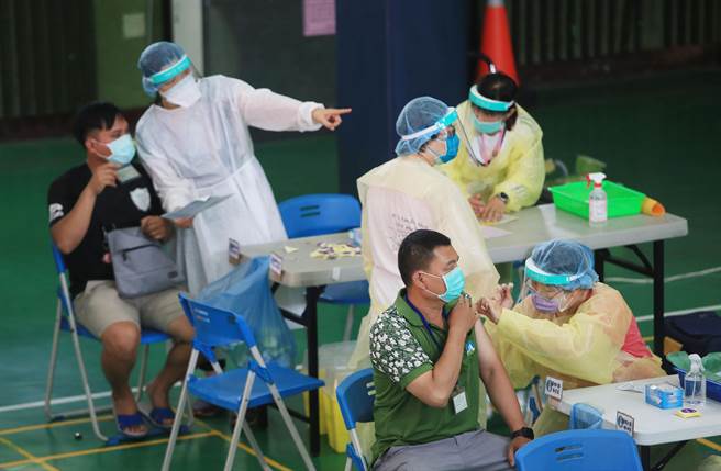 台中市於29區布建66處疫苗快打站，其中5處於4日優先「實兵演練」圖中為位於大里塗城國小的快打站，井然有序。（黃國峰攝）