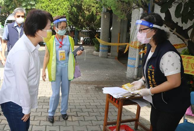 台中市於29區布建66處疫苗快打站，其中5處於4日優先「實兵演練」台中市長盧秀燕一早前往視察現場接種情形。（台中市新聞局提供／黃國峰台中傳真）