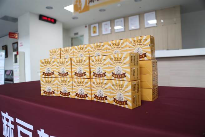 台南名产所长茶叶蛋老板廖世华赠送77份销魂豆干堡送给新楼台南、麻豆院区急诊医护。（麻豆新楼医院提供／刘秀芬台南传真）