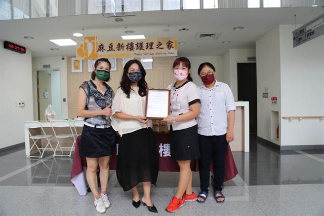 台南名产所长茶叶蛋老板廖世华赠送77份销魂豆干堡送给新楼台南、麻豆院区急诊医护。（麻豆新楼医院提供／刘秀芬台南传真）